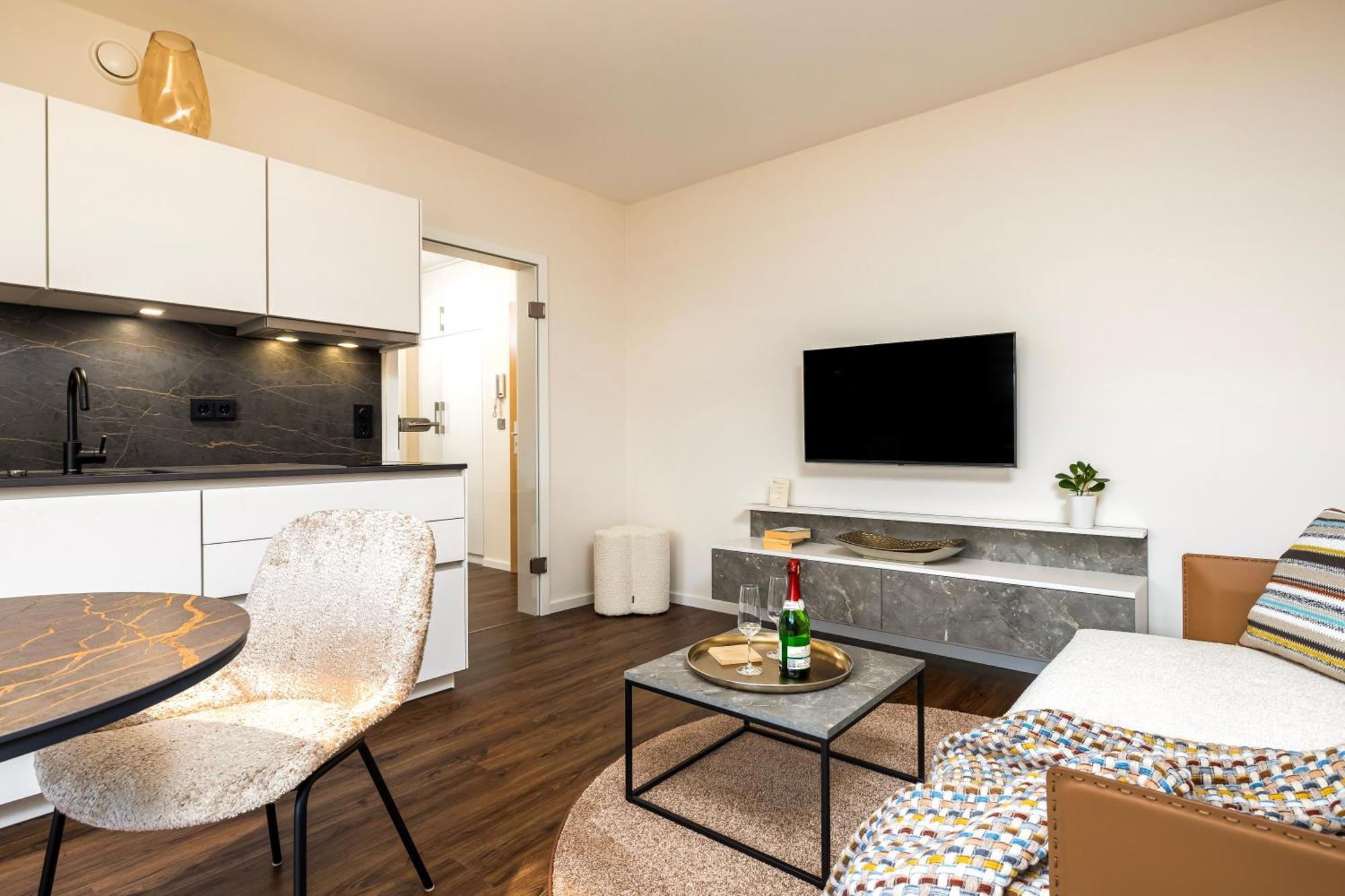 Exclusive Mit Tiefgarage In Naehe Messe-bmw-porsche-dhl-flughafen-flugzeugwerk Der Deutsche Aircraft Apartment *